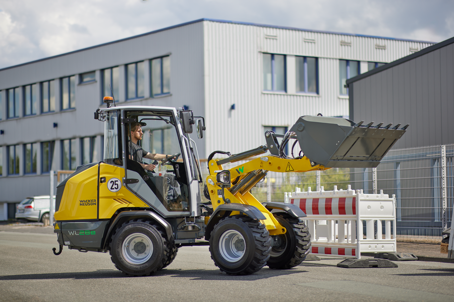 Wacker Neuson wheel loader WL28e with cabin in application