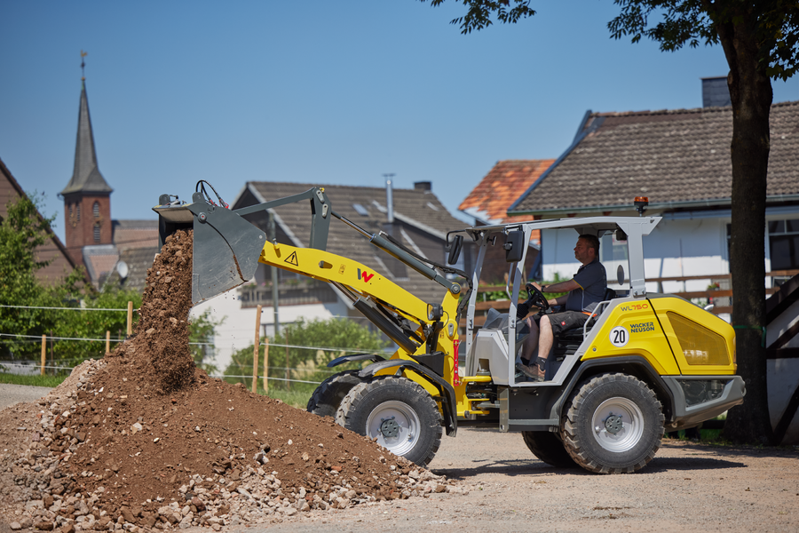 Wacker Neuson wheel loader WL750 in action with 4 in 1 bucket