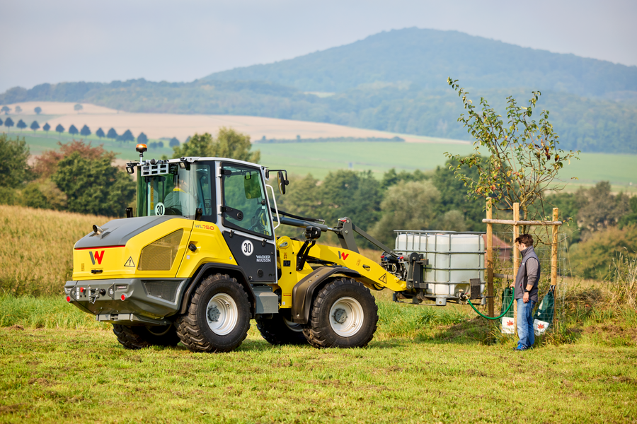 Wacker Neuson wheel loader WL750 in application with pallet fork