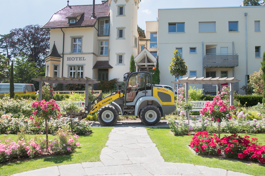 The Kramer wheel loader 5050 while transporting a pallet in gardening.