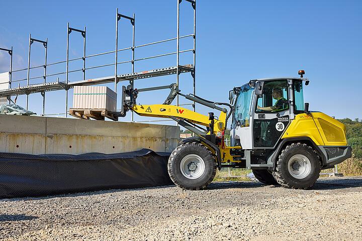 Chargeuse sur pneus Wacker Neuson WL750 en application avec fourche à palette