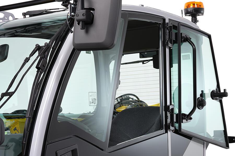 Wacker Neuson telehandler TH625, side window open, studio