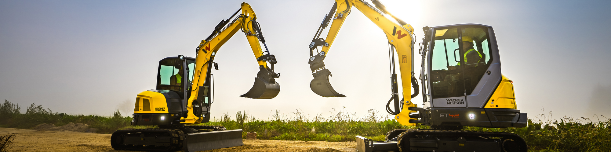 Dos excavadoras sobre orugas de Wacker Neuson en una obra.
