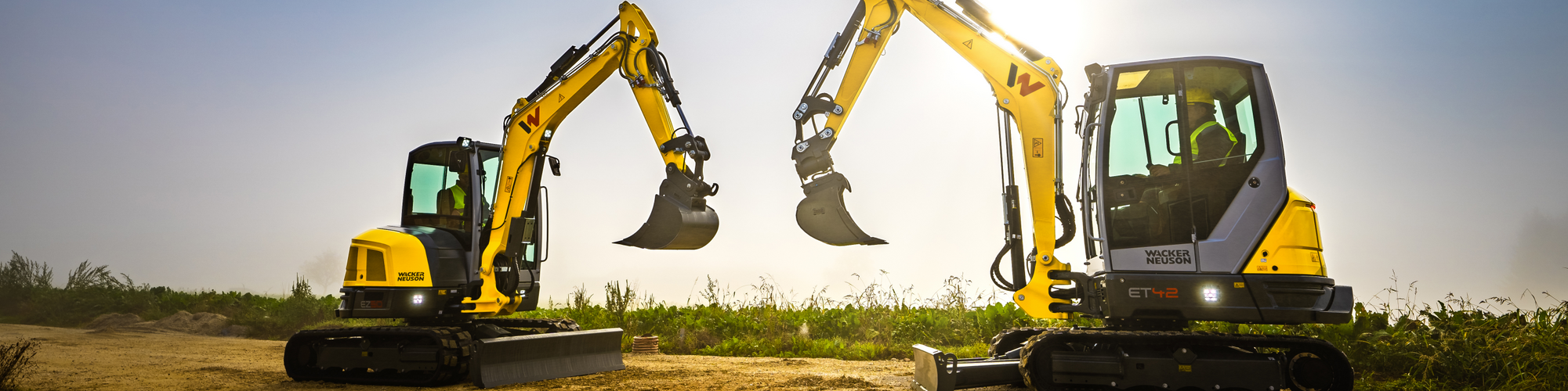 Duas escavadeiras de esteira da Wacker Neuson em um canteiro de obras.