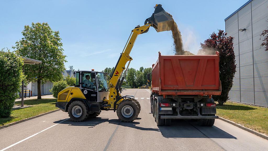 telescopic wheel loader WLT1050 empties bucket into truck
