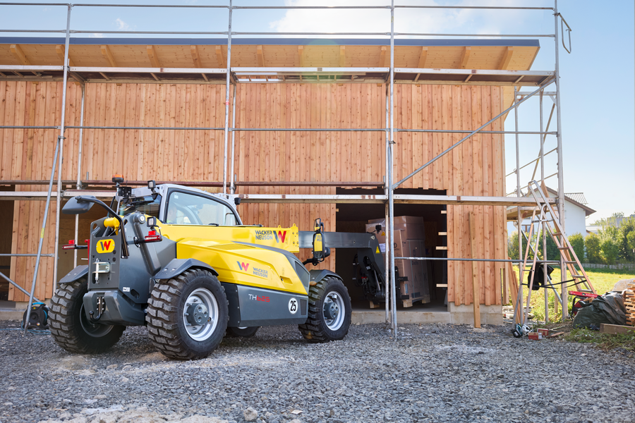 Wacker Neuson telehandler TH625 in application with pallet fork