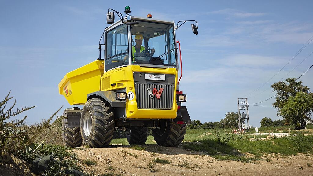 A Wacker Neuson Dual View dömper használat közben.