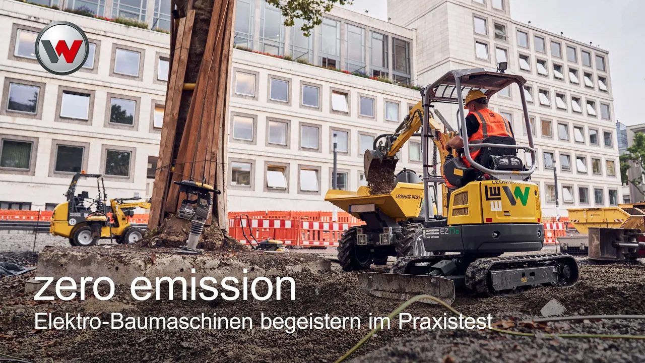 Elektrobagger und Muldenkipper bei der Arbeit auf einer städtischen Baustelle in Stuttgart